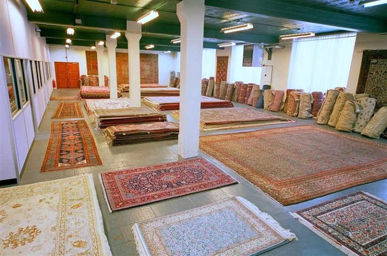 قالیشویی در بازارچه اصفهان
