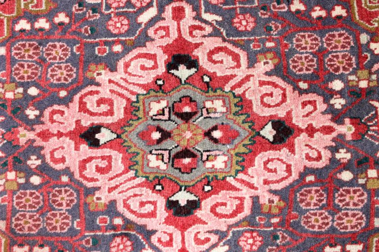 قالیشویی در باغ دریاچه اصفهان