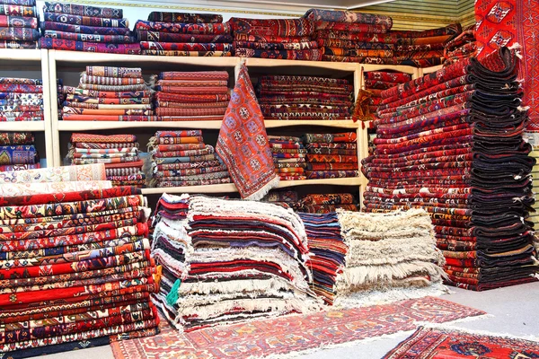 قالیشویی در روشن دشت اصفهان